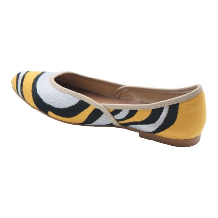 Comfortable flats with tiger stripe