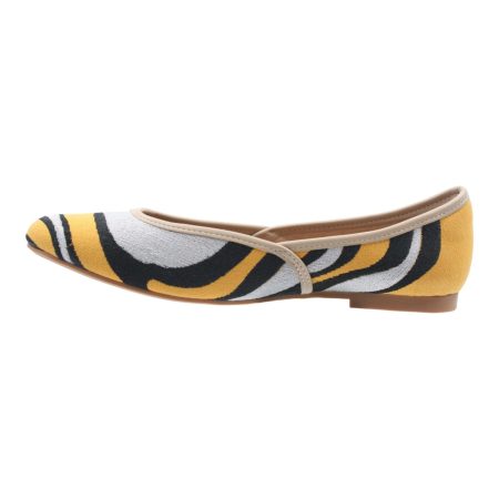 Comfortable flats with tiger stripe