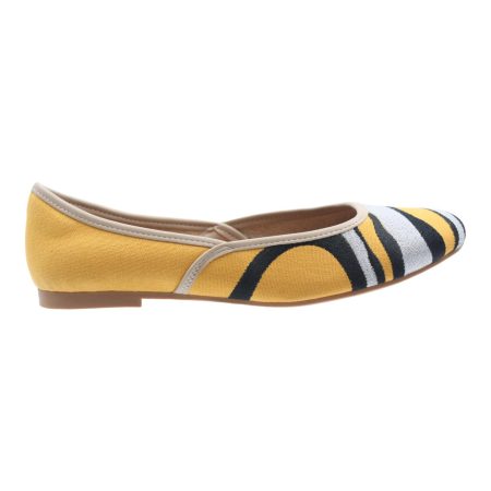 Comfortable flats with tiger stripe